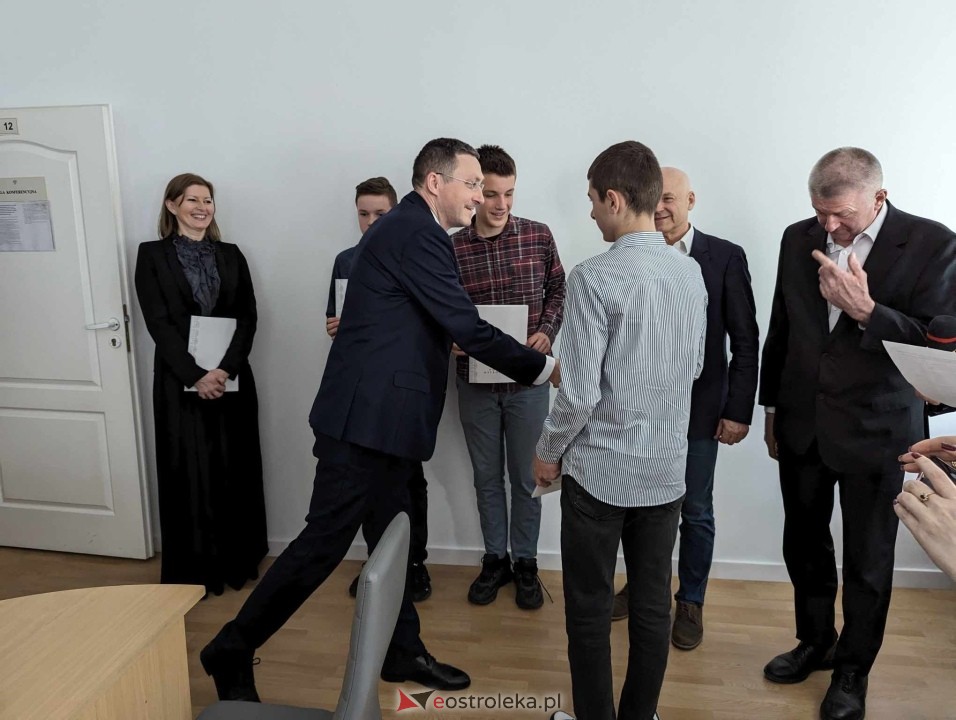 Starosta ostrołęcki nagrodził sportowców [29.04.2024] - zdjęcie #25 - eOstroleka.pl