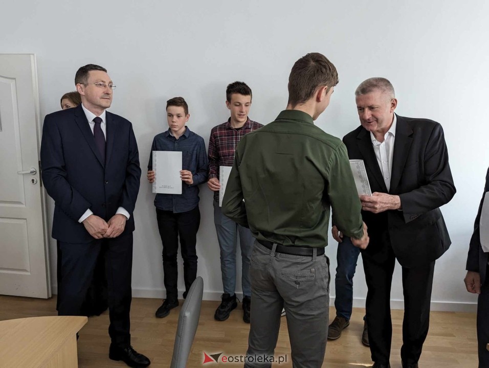 Starosta ostrołęcki nagrodził sportowców [29.04.2024] - zdjęcie #21 - eOstroleka.pl
