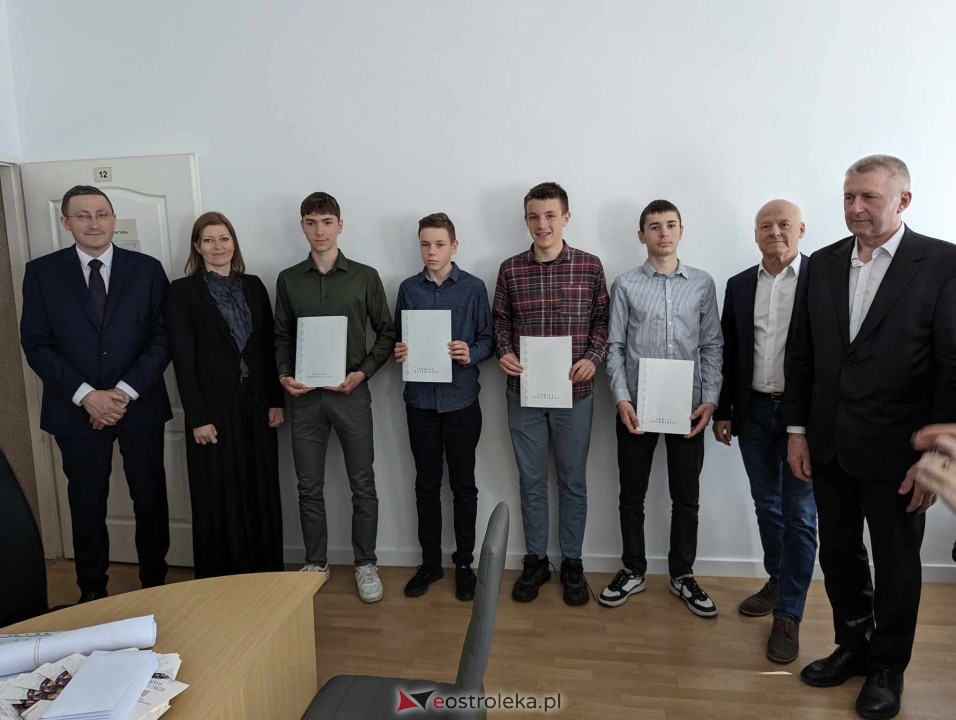 Starosta ostrołęcki nagrodził sportowców [29.04.2024] - zdjęcie #19 - eOstroleka.pl