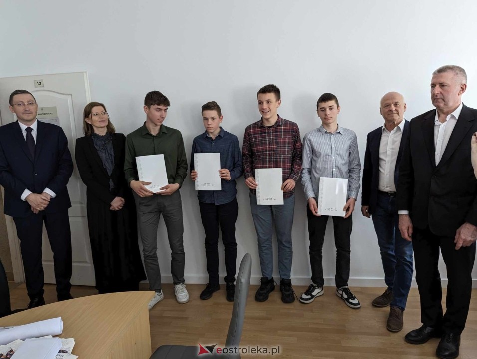 Starosta ostrołęcki nagrodził sportowców [29.04.2024] - zdjęcie #17 - eOstroleka.pl