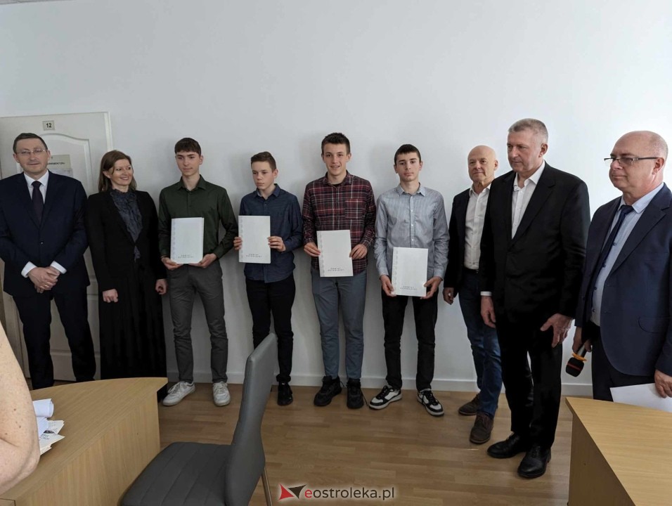 Starosta ostrołęcki nagrodził sportowców [29.04.2024] - zdjęcie #11 - eOstroleka.pl