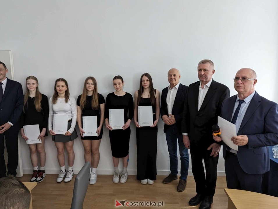 Starosta ostrołęcki nagrodził sportowców [29.04.2024] - zdjęcie #9 - eOstroleka.pl