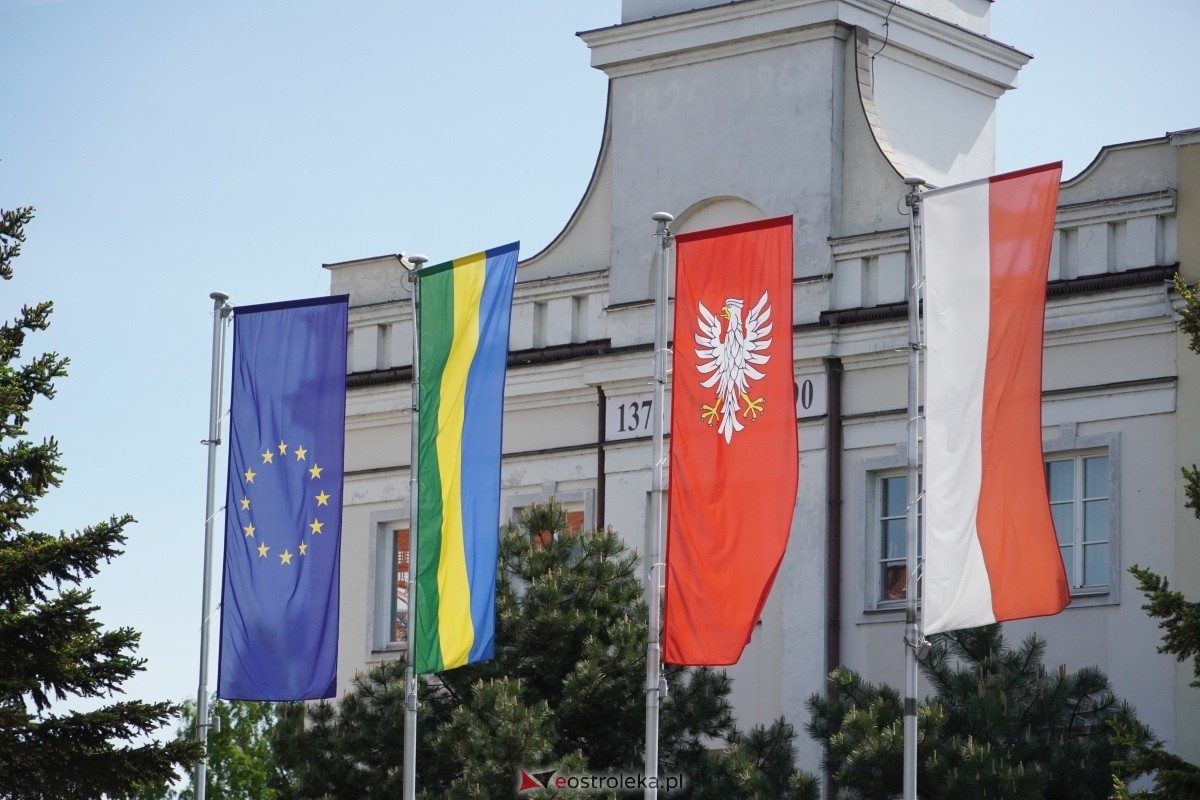 Warsztaty Biało-Czerwona. Obowiązkowo! w Muzeum Kultury Kurpiowskiej w Ostrołęce [03.05.2024] - zdjęcie #31 - eOstroleka.pl