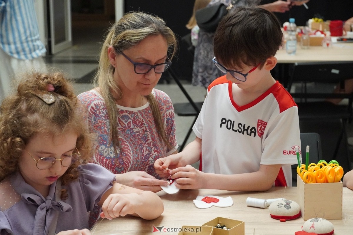 Warsztaty Biało-Czerwona. Obowiązkowo! w Muzeum Kultury Kurpiowskiej w Ostrołęce [03.05.2024] - zdjęcie #8 - eOstroleka.pl