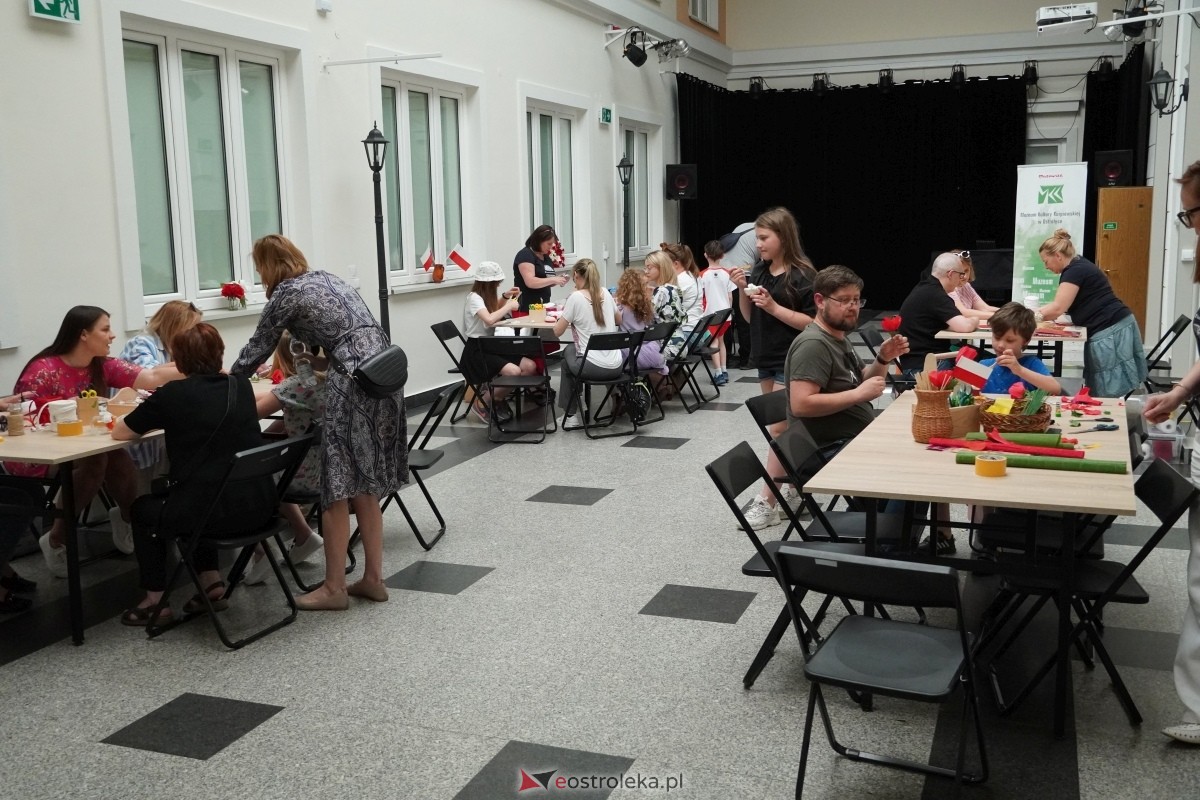 Warsztaty Biało-Czerwona. Obowiązkowo! w Muzeum Kultury Kurpiowskiej w Ostrołęce [03.05.2024] - zdjęcie #1 - eOstroleka.pl