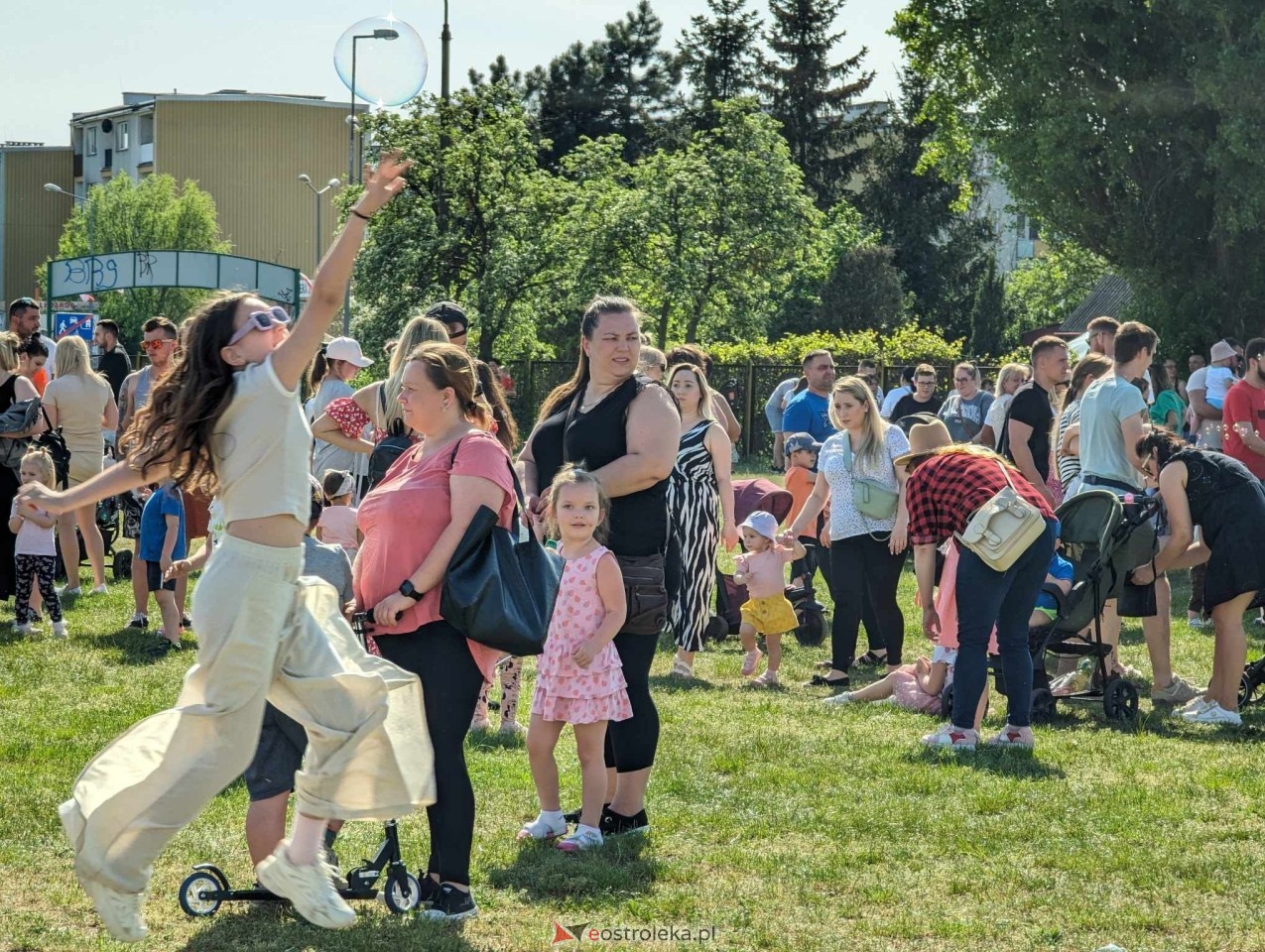 Dzień Baniek Mydlanych ze Smokiem Edziem [03.05.2024] - zdjęcie #12 - eOstroleka.pl