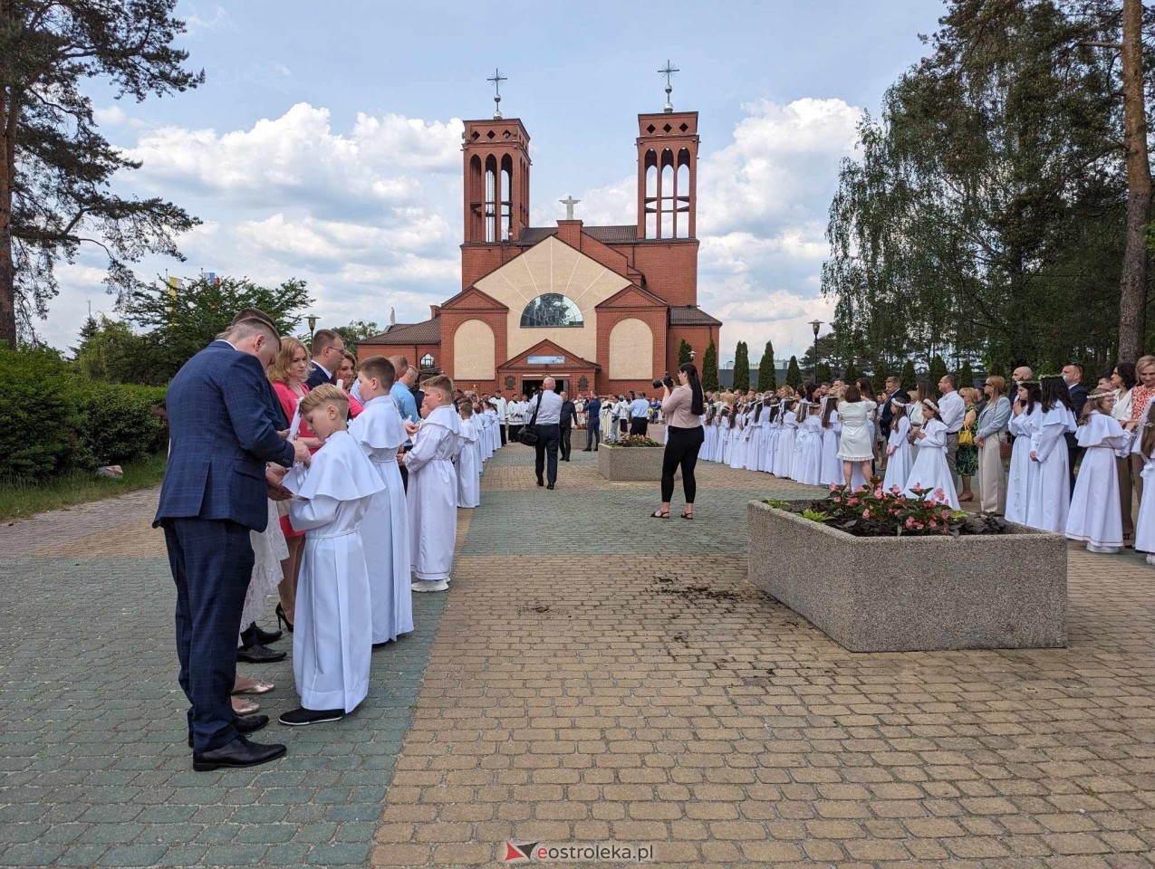 Pierwsza Komunia Święta w parafii Zbawiciela Świata w Ostrołęce [05.05.2024] - zdjęcie #74 - eOstroleka.pl