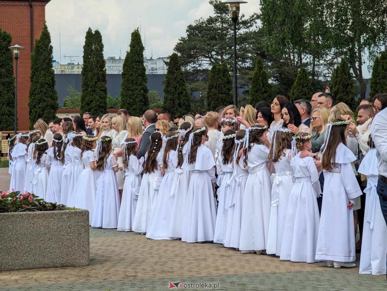 Pierwsza Komunia Święta w parafii Zbawiciela Świata w Ostrołęce [05.05.2024] - zdjęcie #5 - eOstroleka.pl