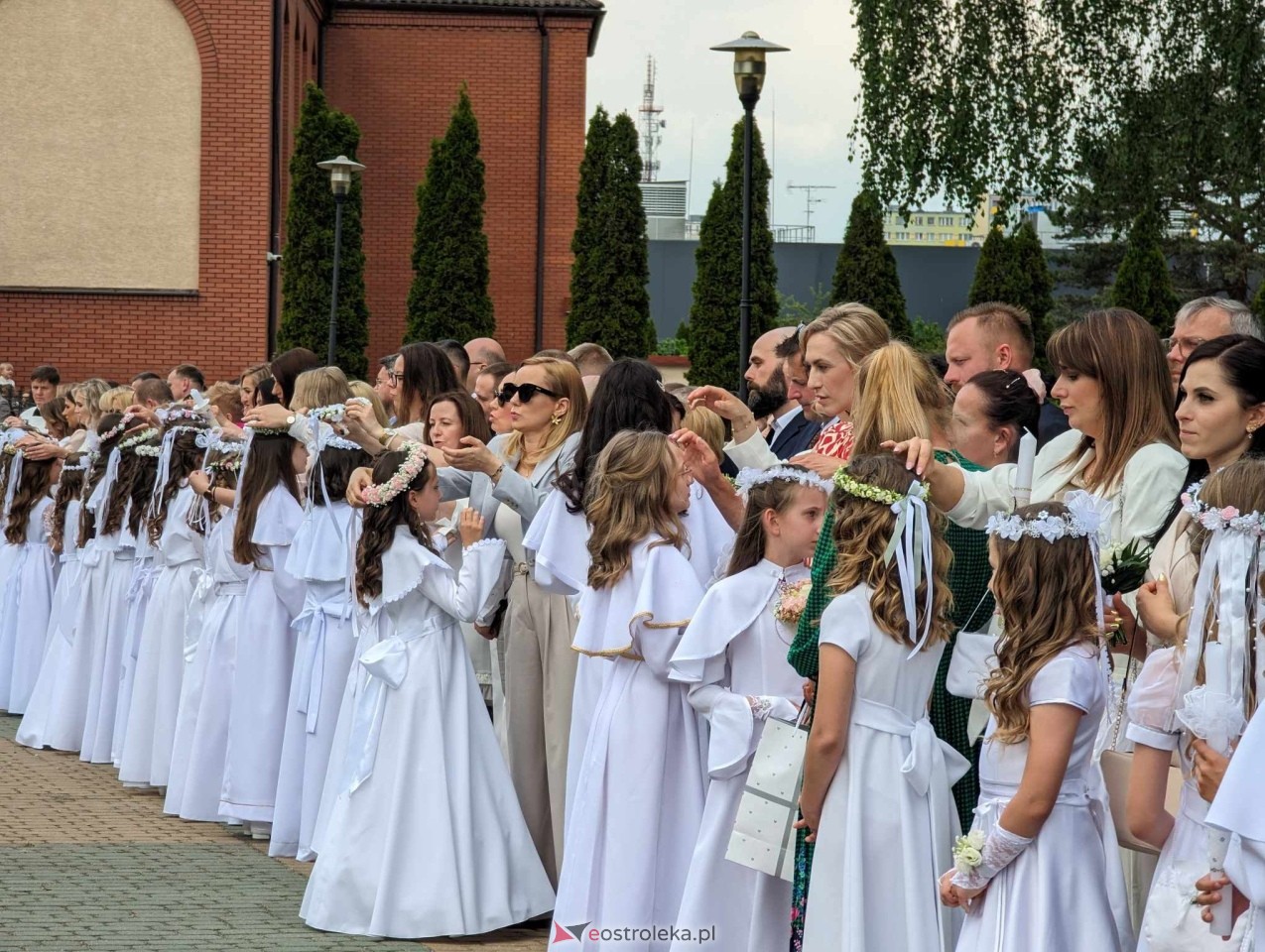 Pierwsza Komunia Święta w parafii Zbawiciela Świata w Ostrołęce [05.05.2024] - zdjęcie #8 - eOstroleka.pl