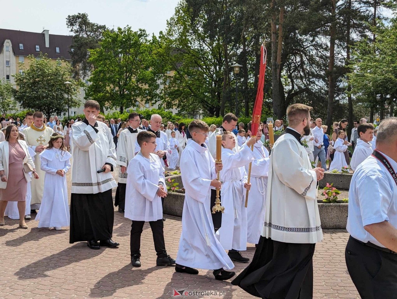 Pierwsza Komunia Święta w parafii Zbawiciela Świata w Ostrołęce [05.05.2024] - zdjęcie #67 - eOstroleka.pl