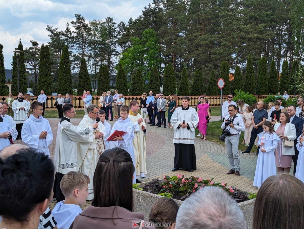 Pierwsza Komunia Święta w parafii Zbawiciela Świata w Ostrołęce [05.05.2024] - zdjęcie #65 - eOstroleka.pl