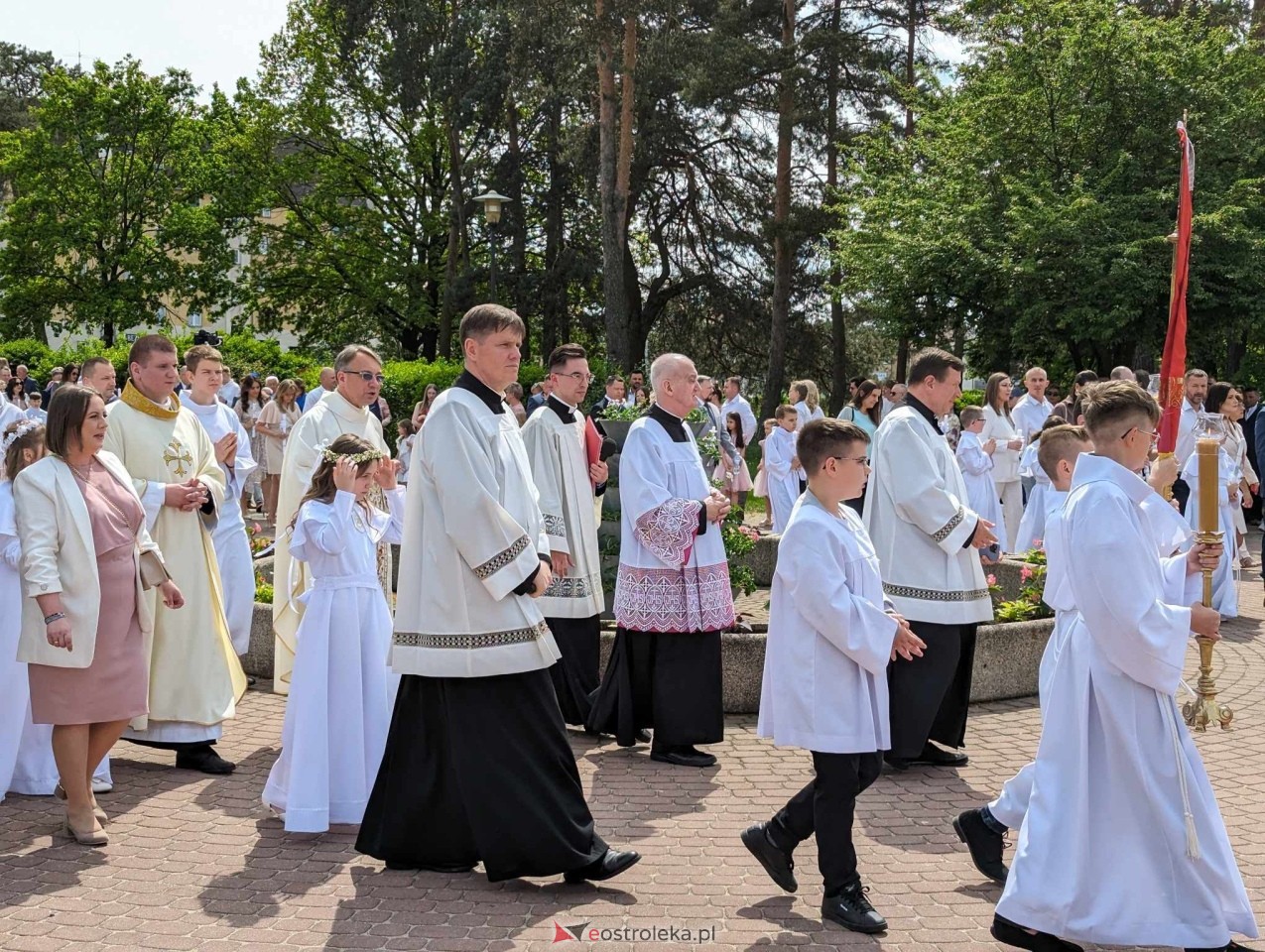 Pierwsza Komunia Święta w parafii Zbawiciela Świata w Ostrołęce [05.05.2024] - zdjęcie #63 - eOstroleka.pl