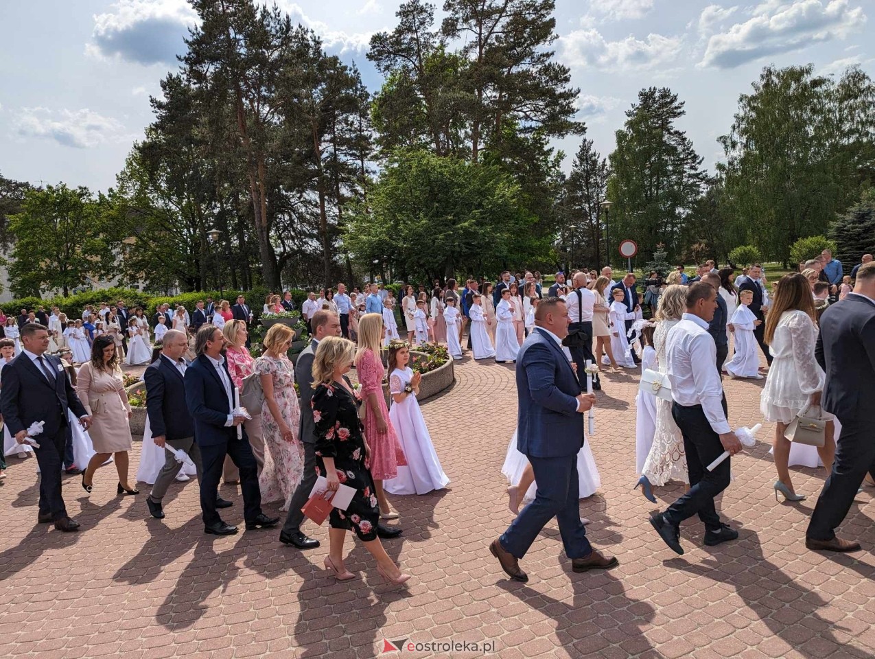 Pierwsza Komunia Święta w parafii Zbawiciela Świata w Ostrołęce [05.05.2024] - zdjęcie #60 - eOstroleka.pl