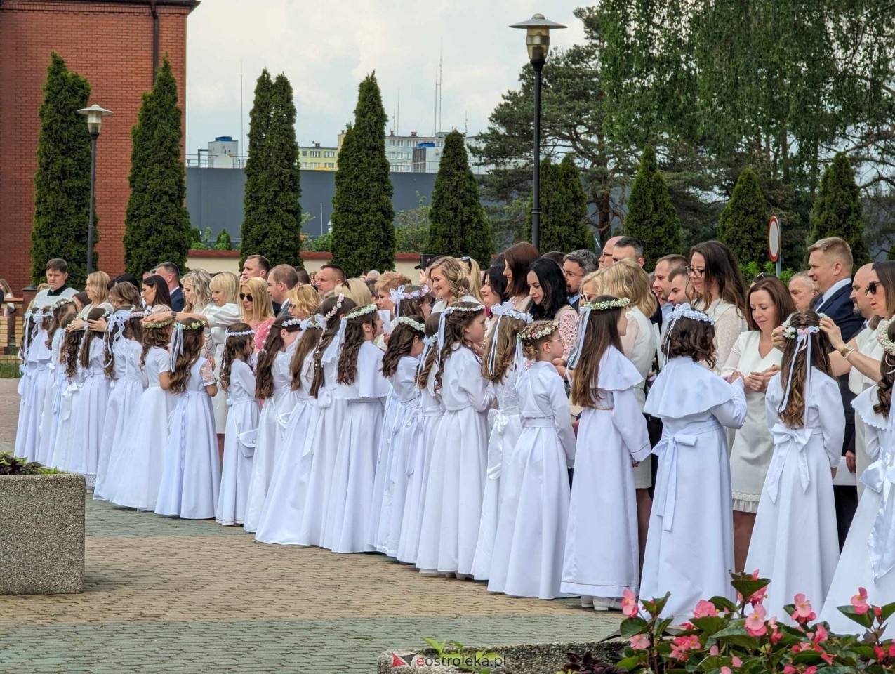 Pierwsza Komunia Święta w parafii Zbawiciela Świata w Ostrołęce [05.05.2024] - zdjęcie #43 - eOstroleka.pl