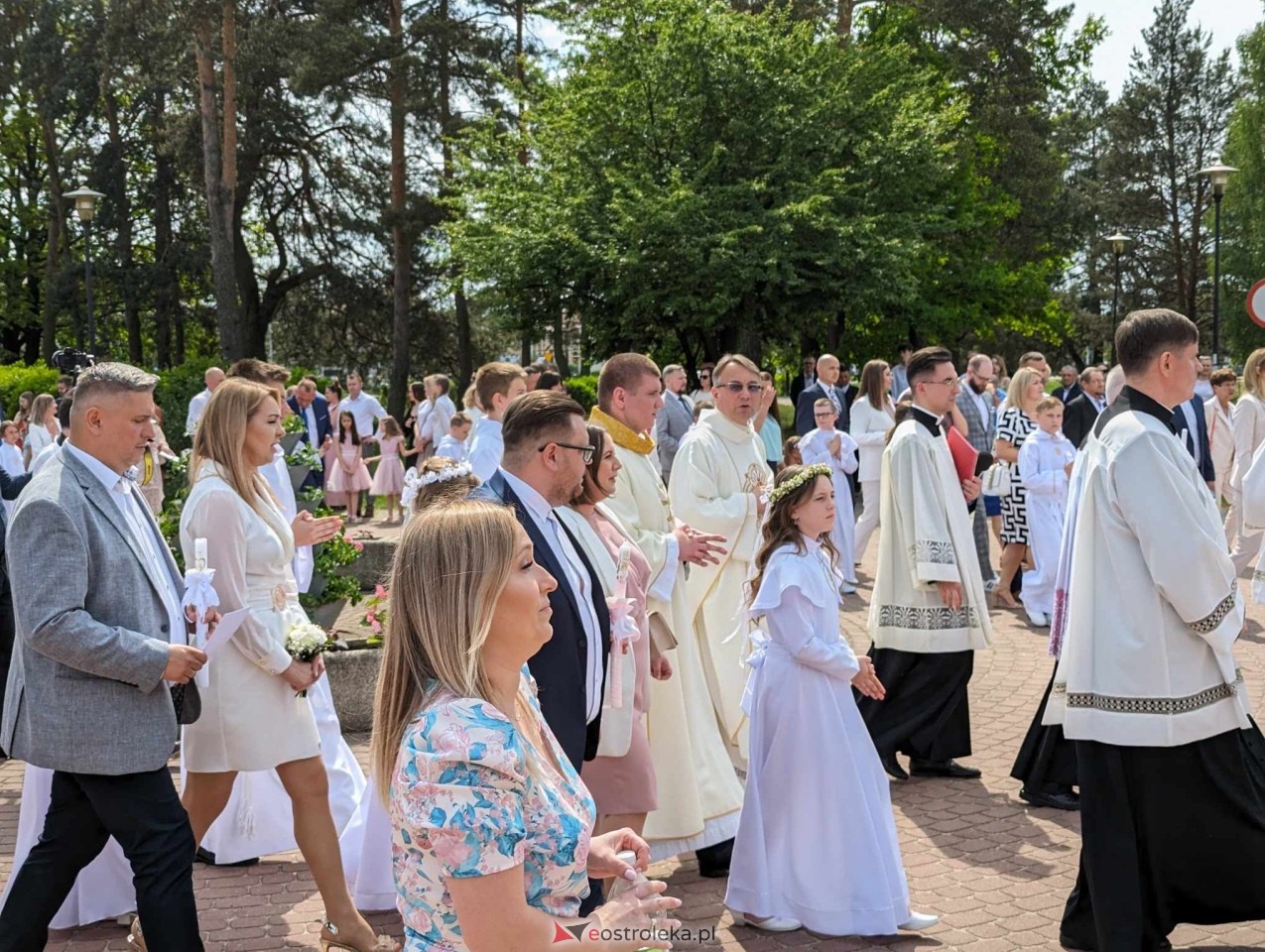 Pierwsza Komunia Święta w parafii Zbawiciela Świata w Ostrołęce [05.05.2024] - zdjęcie #42 - eOstroleka.pl