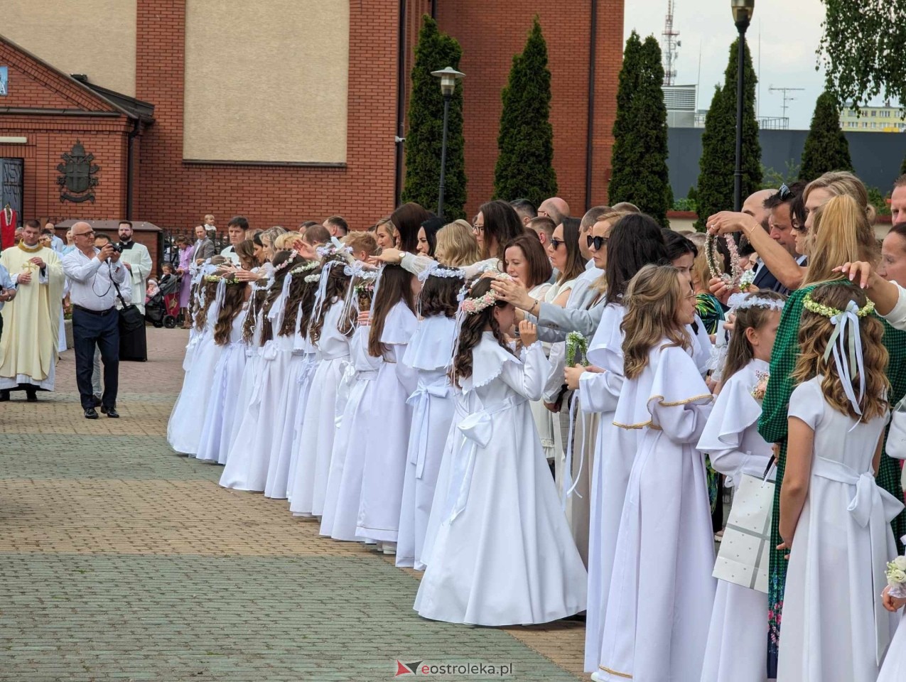 Pierwsza Komunia Święta w parafii Zbawiciela Świata w Ostrołęce [05.05.2024] - zdjęcie #41 - eOstroleka.pl