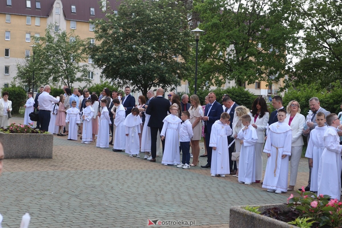 Pierwsza Komunia Święta w parafii Zbawiciela Świata w Ostrołęce [05.05.2024] - zdjęcie #40 - eOstroleka.pl
