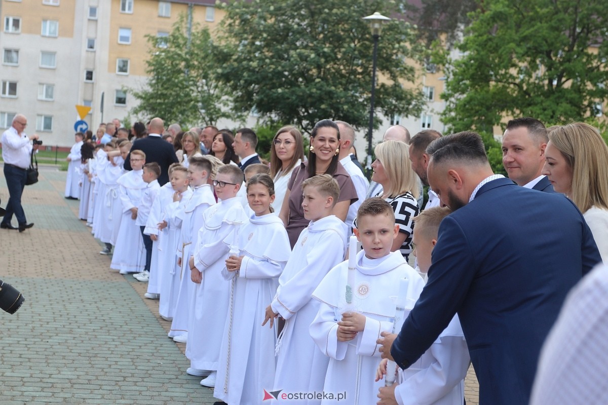 Pierwsza Komunia Święta w parafii Zbawiciela Świata w Ostrołęce [05.05.2024] - zdjęcie #38 - eOstroleka.pl
