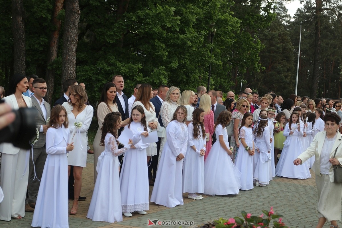 Pierwsza Komunia Święta w parafii Zbawiciela Świata w Ostrołęce [05.05.2024] - zdjęcie #37 - eOstroleka.pl
