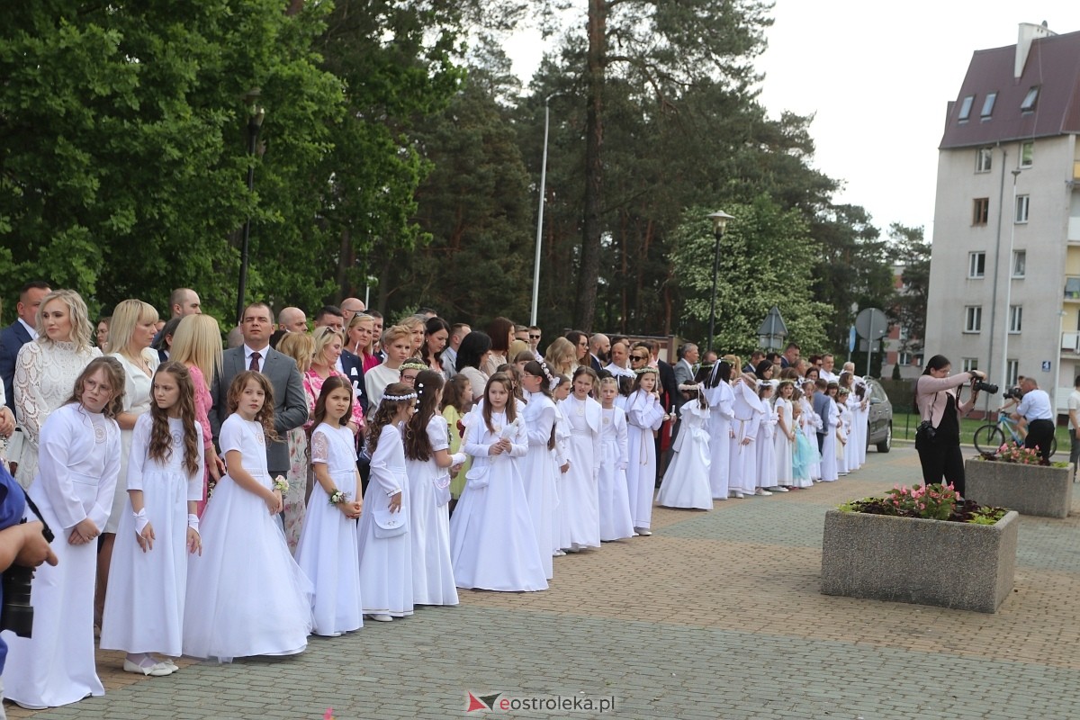 Pierwsza Komunia Święta w parafii Zbawiciela Świata w Ostrołęce [05.05.2024] - zdjęcie #40 - eOstroleka.pl