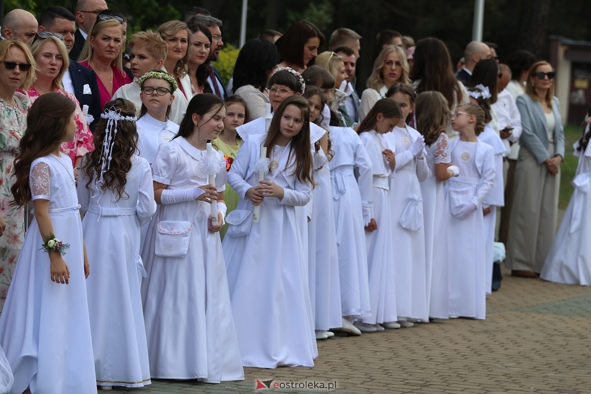 Pierwsza Komunia Święta w parafii Zbawiciela Świata w Ostrołęce [05.05.2024] - zdjęcie #41 - eOstroleka.pl