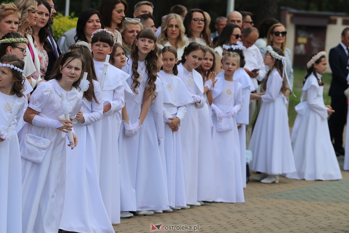 Pierwsza Komunia Święta w parafii Zbawiciela Świata w Ostrołęce [05.05.2024] - zdjęcie #43 - eOstroleka.pl