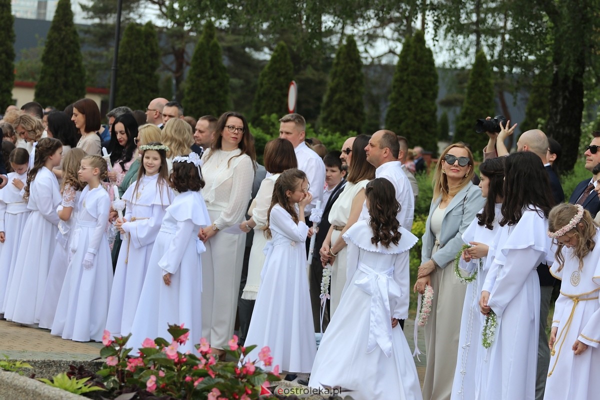 Pierwsza Komunia Święta w parafii Zbawiciela Świata w Ostrołęce [05.05.2024] - zdjęcie #54 - eOstroleka.pl
