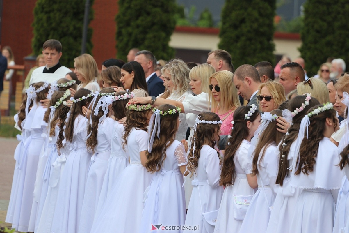 Pierwsza Komunia Święta w parafii Zbawiciela Świata w Ostrołęce [05.05.2024] - zdjęcie #64 - eOstroleka.pl