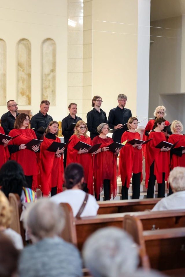 Koncert Ostrołęckiego Chóru Kameralnego Po nocnej rosie... [05.05.2024] - zdjęcie #3 - eOstroleka.pl