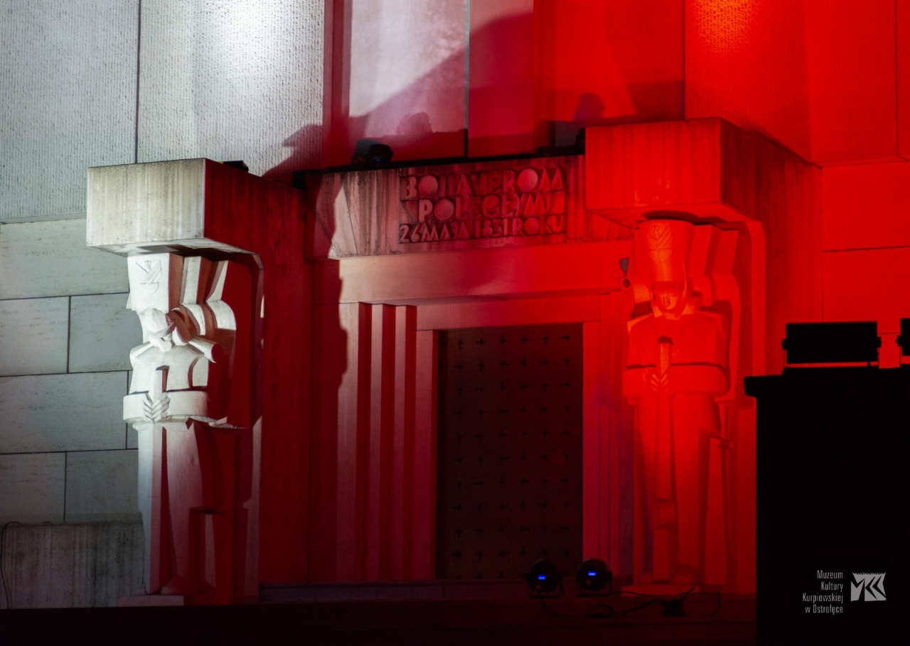 Pomnik Mauzoleum na Fortach Bema rozbłysnął biało-czerwonymi barwami! [06.05.2024] - zdjęcie #1 - eOstroleka.pl