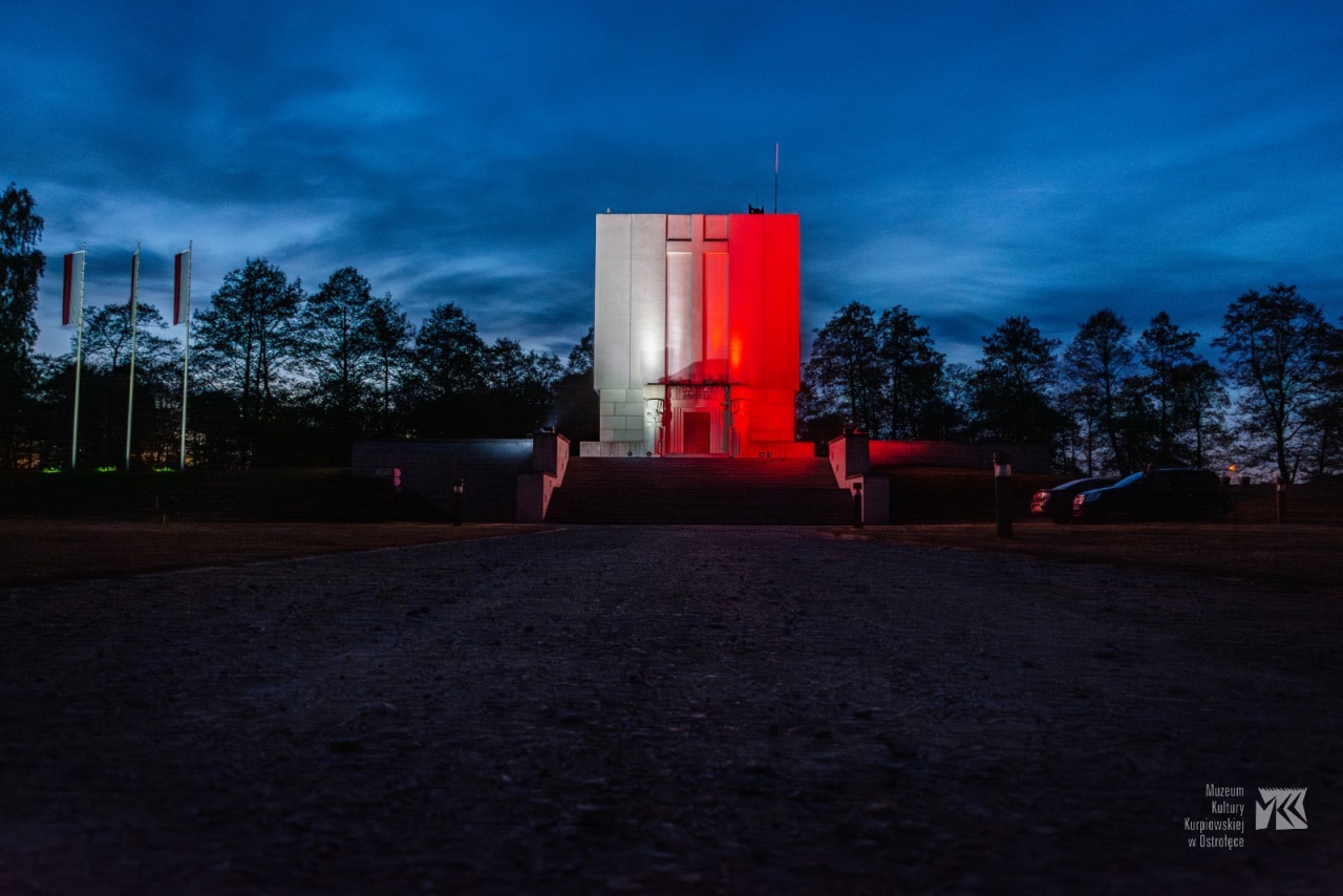 Pomnik Mauzoleum na Fortach Bema rozbłysnął biało-czerwonymi barwami! [06.05.2024] - zdjęcie #2 - eOstroleka.pl
