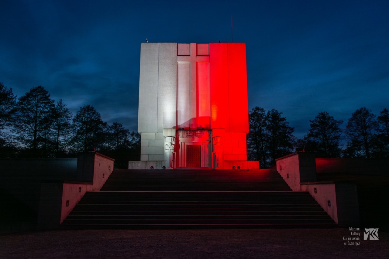 Pomnik Mauzoleum na Fortach Bema rozbłysnął biało-czerwonymi barwami! [06.05.2024] - zdjęcie #1 - eOstroleka.pl