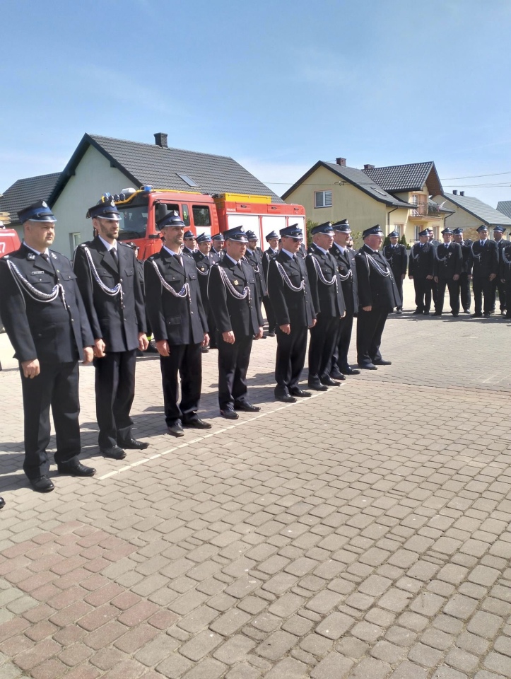 Uroczysty apel z okazji Dnia Strażaka w Ramionach. Nowy samochód i odznaczenia dla strażaków [3.05.2024] - zdjęcie #2 - eOstroleka.pl