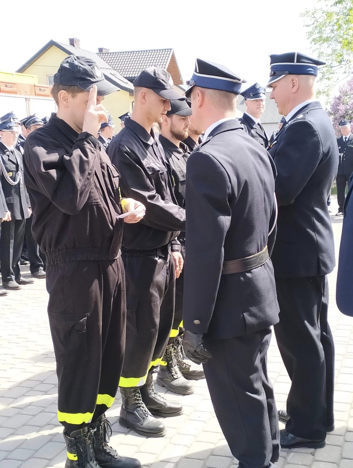 Uroczysty apel z okazji Dnia Strażaka w Ramionach. Nowy samochód i odznaczenia dla strażaków [3.05.2024] - zdjęcie #10 - eOstroleka.pl