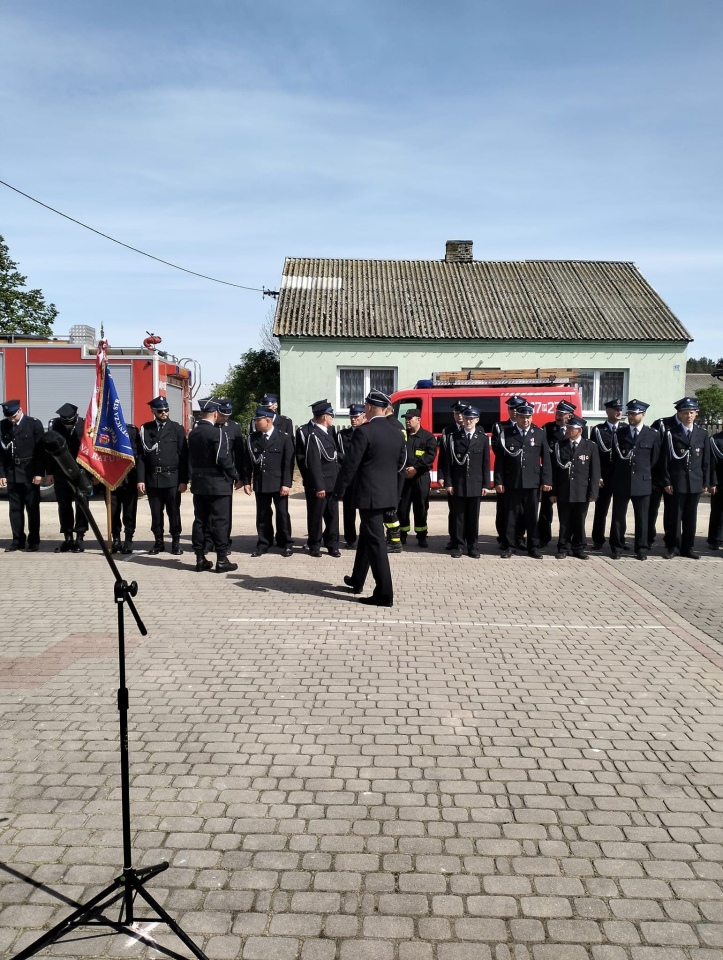 Uroczysty apel z okazji Dnia Strażaka w Ramionach. Nowy samochód i odznaczenia dla strażaków [3.05.2024] - zdjęcie #17 - eOstroleka.pl