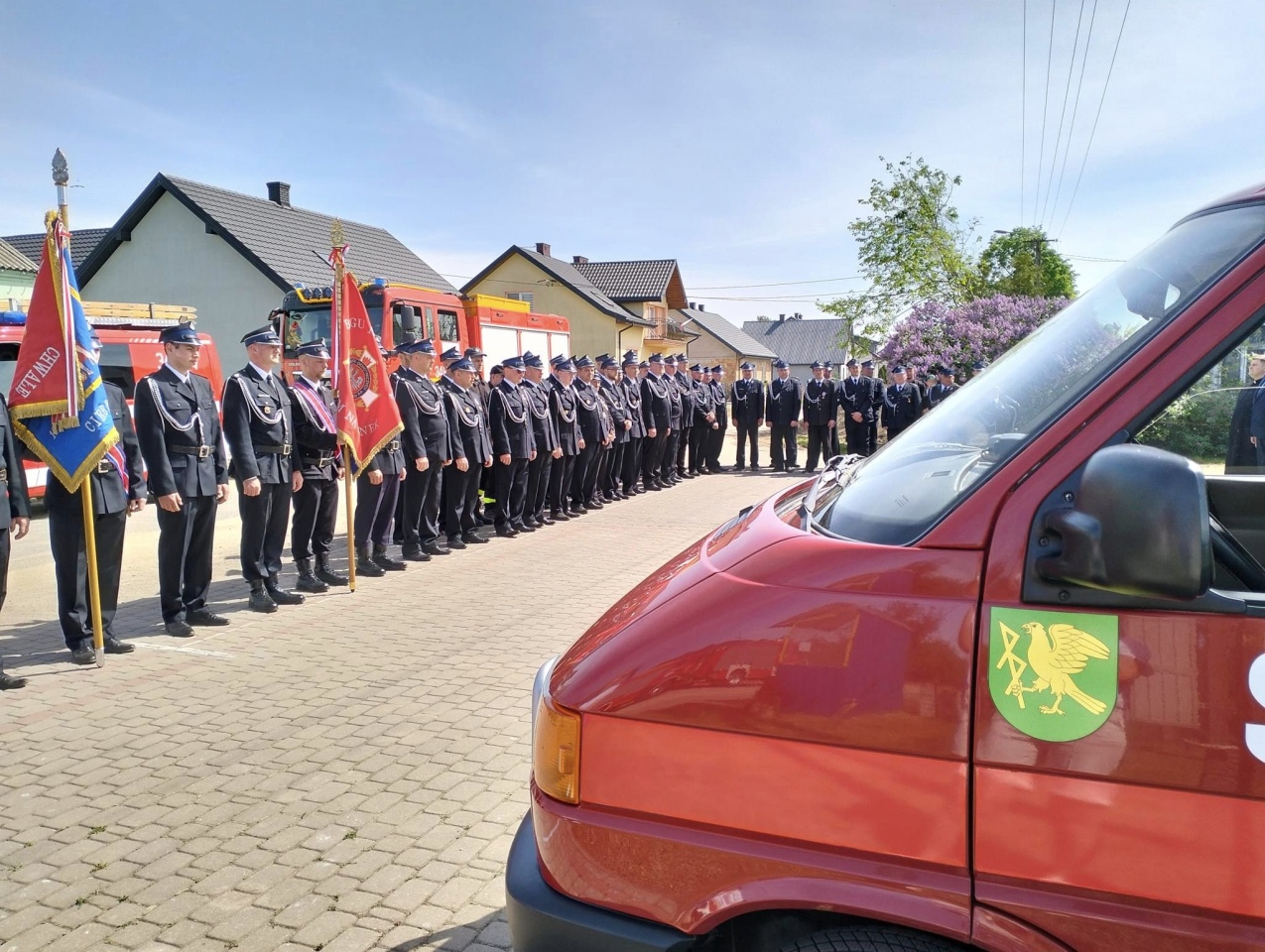 Uroczysty apel z okazji Dnia Strażaka w Ramionach. Nowy samochód i odznaczenia dla strażaków [3.05.2024] - zdjęcie #19 - eOstroleka.pl