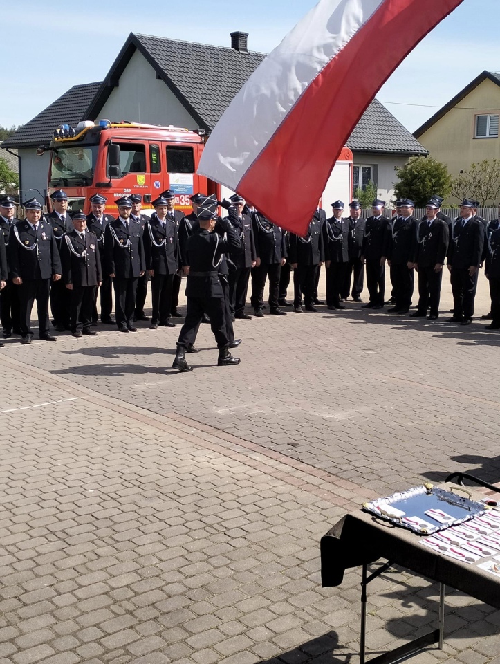 Uroczysty apel z okazji Dnia Strażaka w Ramionach. Nowy samochód i odznaczenia dla strażaków [3.05.2024] - zdjęcie #21 - eOstroleka.pl