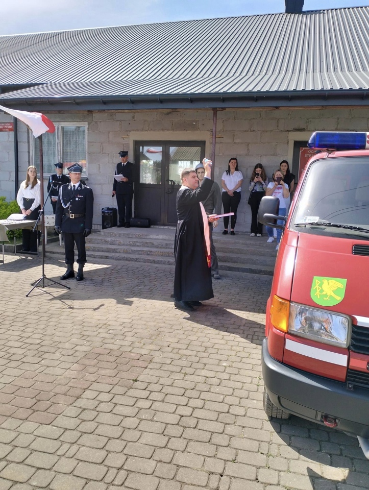 Uroczysty apel z okazji Dnia Strażaka w Ramionach. Nowy samochód i odznaczenia dla strażaków [3.05.2024] - zdjęcie #30 - eOstroleka.pl