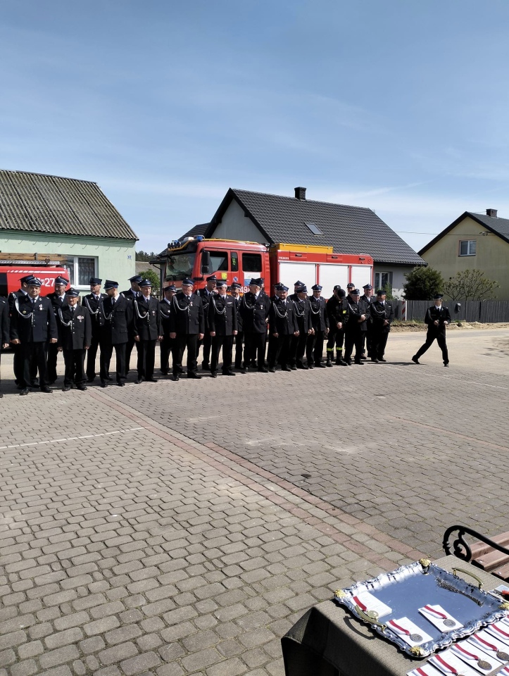 Uroczysty apel z okazji Dnia Strażaka w Ramionach. Nowy samochód i odznaczenia dla strażaków [3.05.2024] - zdjęcie #37 - eOstroleka.pl