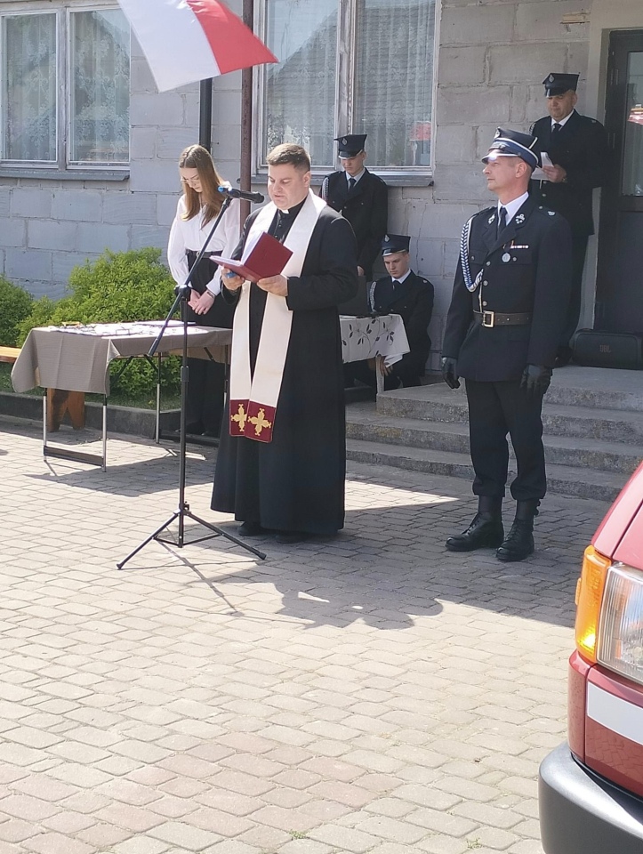 Uroczysty apel z okazji Dnia Strażaka w Ramionach. Nowy samochód i odznaczenia dla strażaków [3.05.2024] - zdjęcie #44 - eOstroleka.pl
