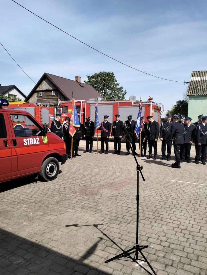 Uroczysty apel z okazji Dnia Strażaka w Ramionach. Nowy samochód i odznaczenia dla strażaków [3.05.2024] - zdjęcie #48 - eOstroleka.pl