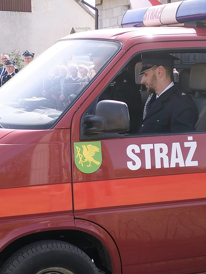 Uroczysty apel z okazji Dnia Strażaka w Ramionach. Nowy samochód i odznaczenia dla strażaków [3.05.2024] - zdjęcie #49 - eOstroleka.pl