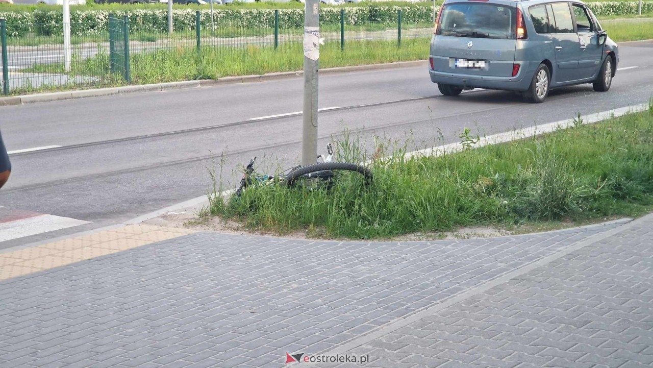 Potrącenie rowerzysty przy Bohaterów Warszawy [06.05.2024] - zdjęcie #4 - eOstroleka.pl