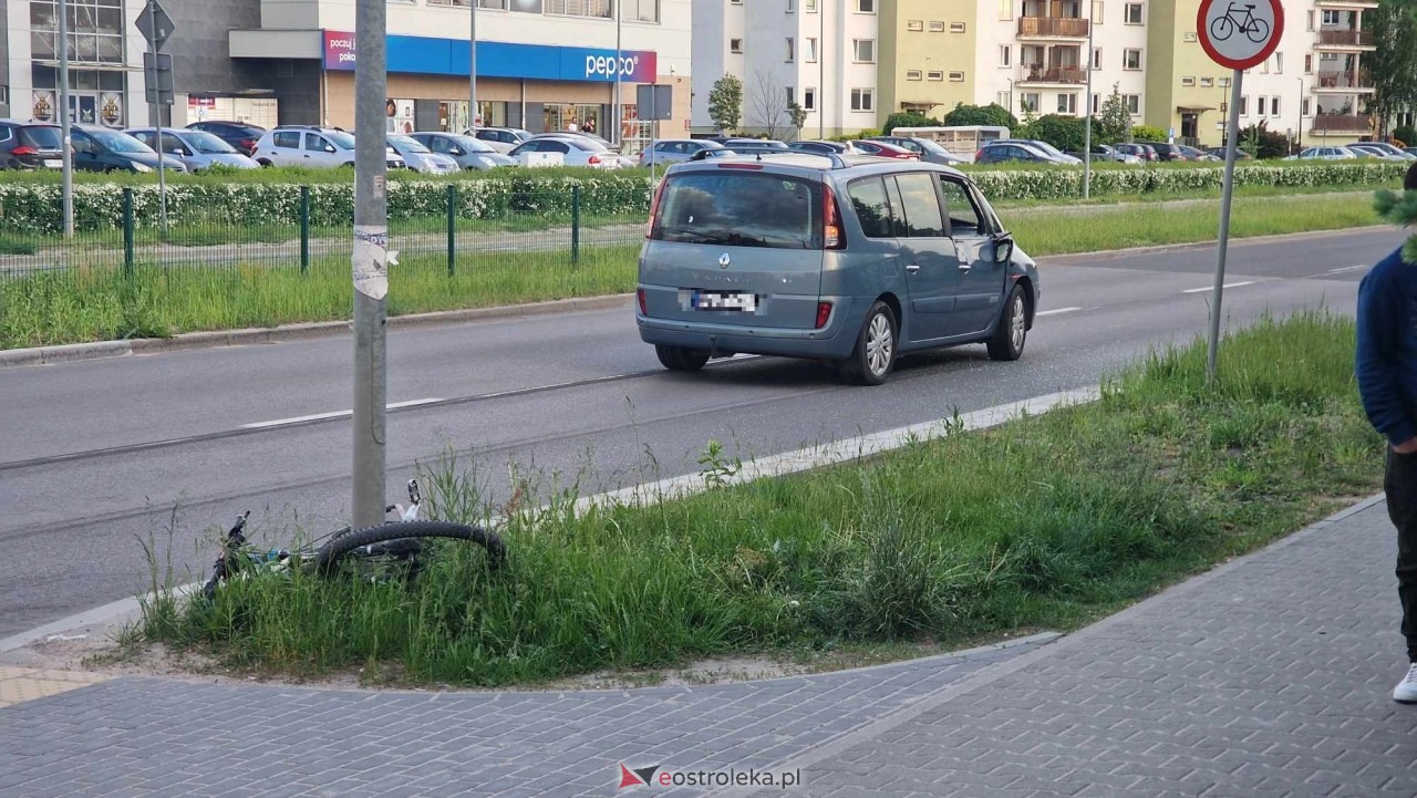 Potrącenie rowerzysty przy Bohaterów Warszawy [06.05.2024] - zdjęcie #2 - eOstroleka.pl