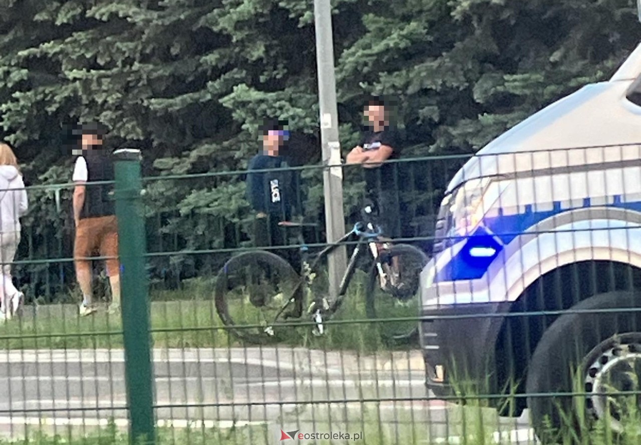 Potrącenie rowerzysty przy Bohaterów Warszawy [06.05.2024] - zdjęcie #5 - eOstroleka.pl
