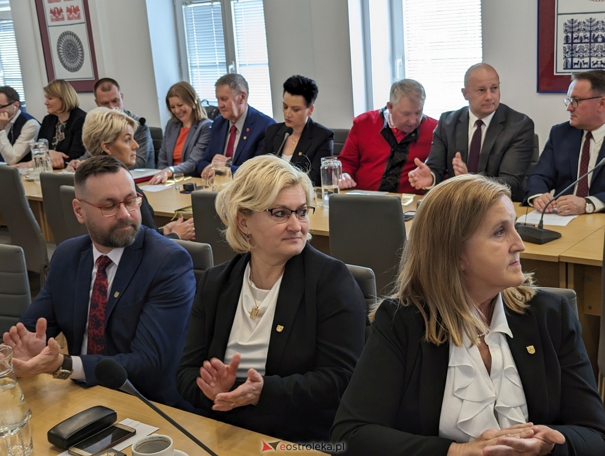 Sesja rady powiatu ostrołęckiego [07.05.2024] - zdjęcie #24 - eOstroleka.pl