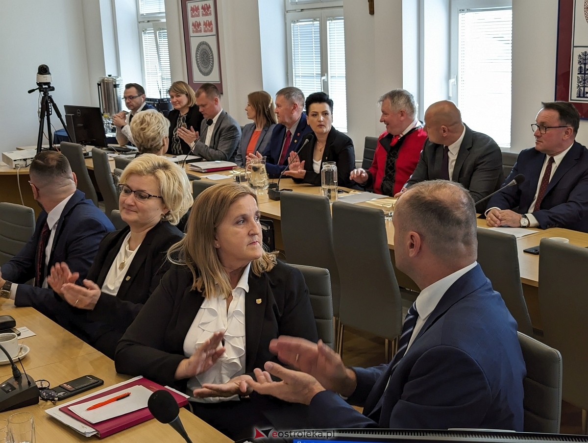 Sesja rady powiatu ostrołęckiego [07.05.2024] - zdjęcie #58 - eOstroleka.pl