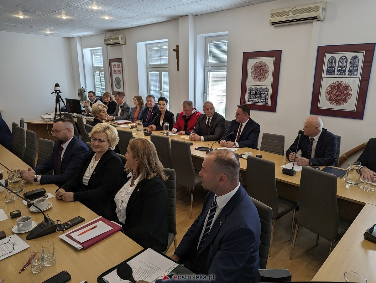 Sesja rady powiatu ostrołęckiego [07.05.2024] - zdjęcie #57 - eOstroleka.pl