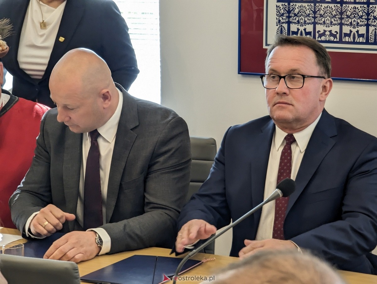 Sesja rady powiatu ostrołęckiego [07.05.2024] - zdjęcie #49 - eOstroleka.pl