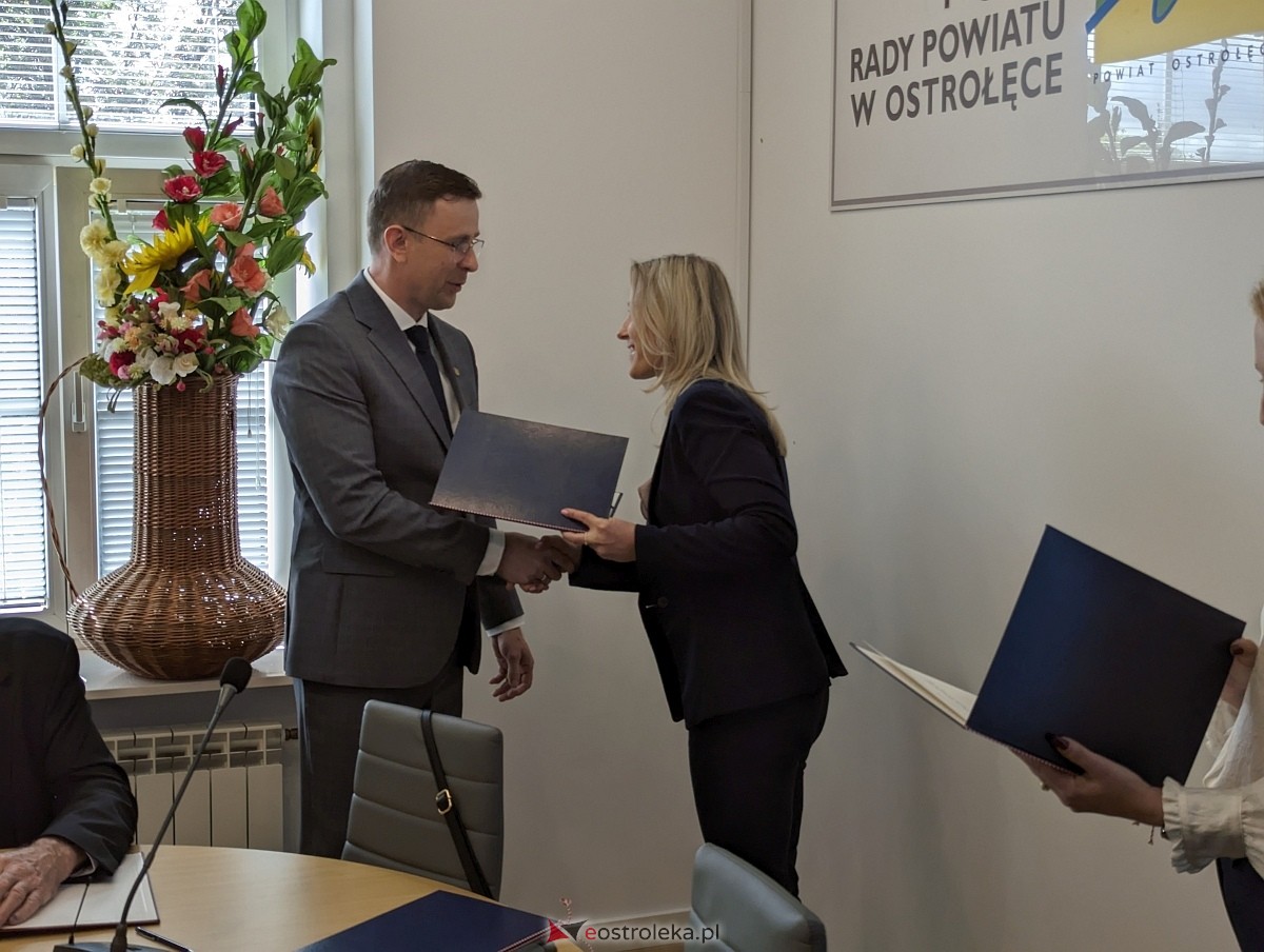 Sesja rady powiatu ostrołęckiego [07.05.2024] - zdjęcie #24 - eOstroleka.pl